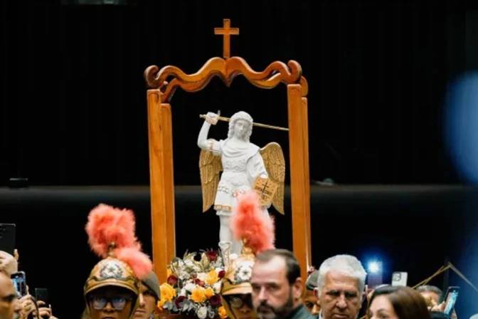 Imagen peregrina oficial de San Miguel Arcángel en la Cámara de Diputados en Brasilia. | © Instituto Hesed.