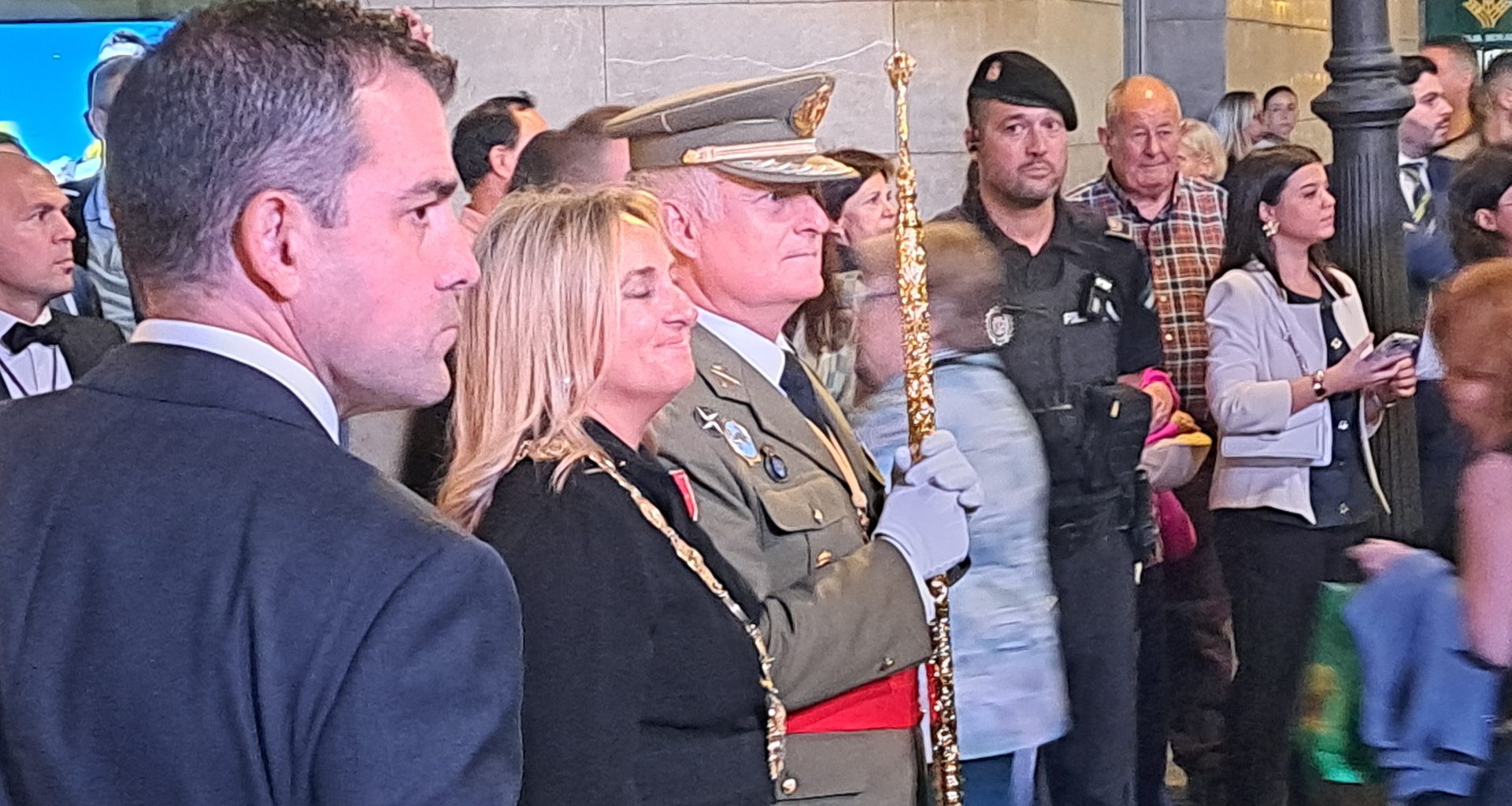 La alcaldesa de Granada y autoridades castrenses participan en la procesión de la Virgen de las Angustias el 28 de septiembre de 2025. Foto: Ángel Alonso.