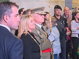 La alcaldesa de Granada y autoridades castrenses participan en la procesión de la Virgen de las Angustias el 28 de septiembre de 2025. Foto: Ángel Alonso.