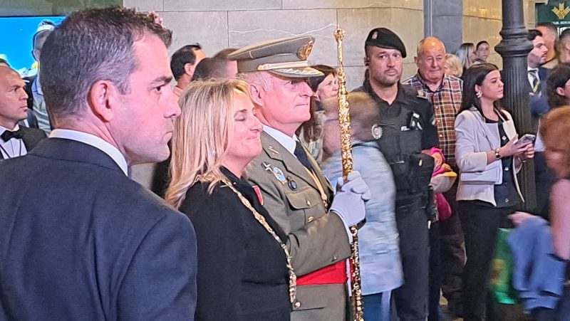 La alcaldesa de Granada y autoridades castrenses participan en la procesión de la Virgen de las Angustias el 28 de septiembre de 2025. Foto: Ángel Alonso.