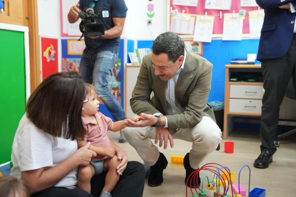 
El presidente andaluz Juanma Moreno Bonilla en una escuela infantil inaugurando el curso
