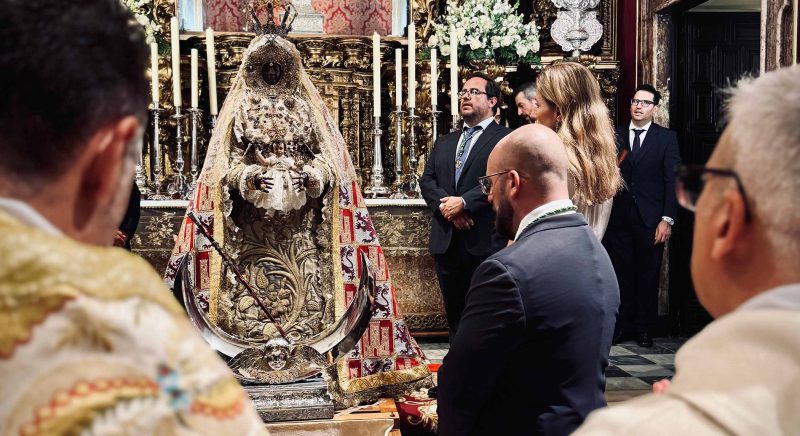 El alcalde de El Puerto (Cádiz) asiste al traslado de la Virgen de los Milagros desde su Capilla al Presbiterio y a la misa posterior