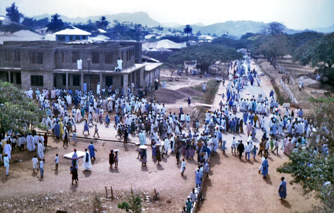 Una multitud de personas en una localidad nigeriana.