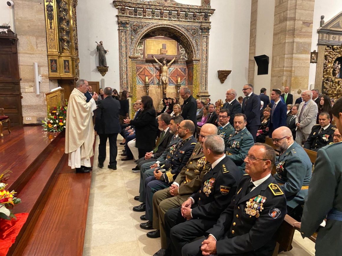 Autoridades civiles y militares de Zamora en la misa en honor de la Virgen del Pilar, patrona de la Guardia Civil, oficiada por el obispo
