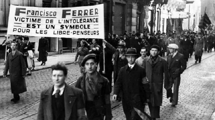 Manifestació pels carrers de Brussel·las per l'afusellament de Ferrer. La pancarta en primer pla diu: "Francisco Ferrer victime de l'intolerance est un symbole pour les libre-penseurs"