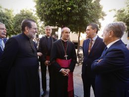 El alcalde de Córdoba, presidente de la Diputación y Policía Local renuevan en la iglesia Juramento su devoción al arcángel San Rafael con una misa oficiada por el obispo