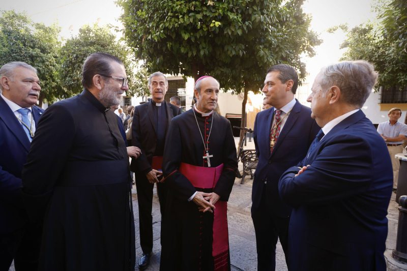 El alcalde de Córdoba, presidente de la Diputación y Policía Local renuevan en la iglesia Juramento su devoción al arcángel San Rafael con una misa oficiada por el obispo