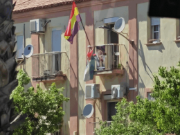 Balcón en Málaga con bandera republicana, bandera palestina y cartel cristiano