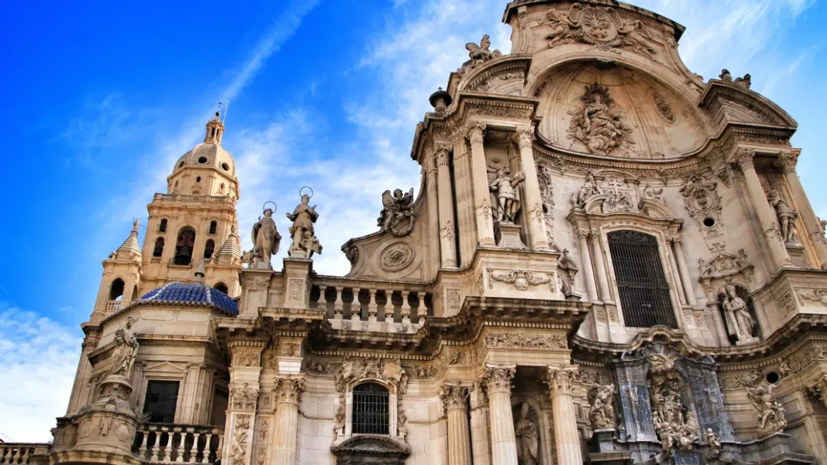 Fachada principal de la Catedral de Murcia, joya del barroco internacional de excepcional belleza y única en su género. ARCHIVO