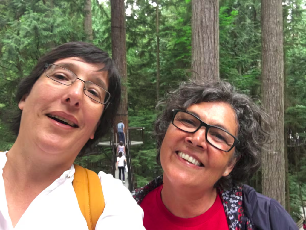 Eva García, a la derecha, reconocida como víctima del Patronato de la Mujer, junto a Silvia Fernández, su pareja, en una imagen de 2017.