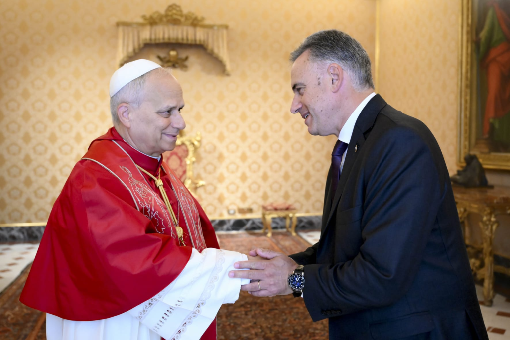 El presidente de la República, Yamandú Orsi, en reunión con el papa León XIV en la sede de la Iglesia católica