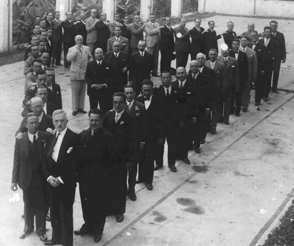 Miembros de las logias 'Andamana', de Las Palmas, y 'Añaza', de Santa Cruz de Tenerife, forman la cadena de unión, que simboliza la fraternidad, en una fotografía de la exposición 'La conspiración judeo-masónica. La construcción de un mito'.CENTRO DOCUMENTAL DE LA MEMORIA HISTÓRICA