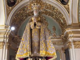 El alcalde de Elche visita el manto de las Clarisas tras la restauración por parte del Instituto Valenciano de Restauración