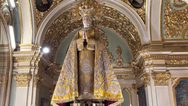 El alcalde de Elche visita el manto de las Clarisas tras la restauración por parte del Instituto Valenciano de Restauración