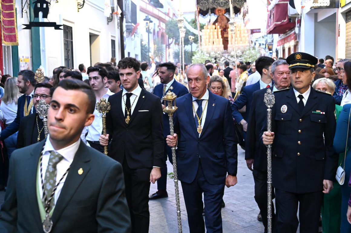 El alcalde de Tomares (Sevilla) entrega la vara de mando a la Virgen de los Dolores como alcaldesa perpetua y preside la posterior procesión