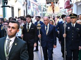El alcalde de Tomares (Sevilla) entrega la vara de mando a la Virgen de los Dolores como alcaldesa perpetua y preside la posterior procesión