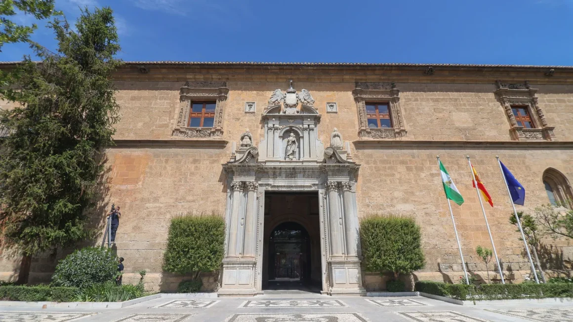 Entrada al Hospital Real, sede del Rectorado de la UGR. / R. G.