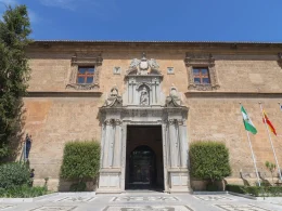 Entrada al Hospital Real, sede del Rectorado de la UGR. / R. G.
