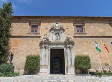 Entrada al Hospital Real, sede del Rectorado de la UGR. / R. G.